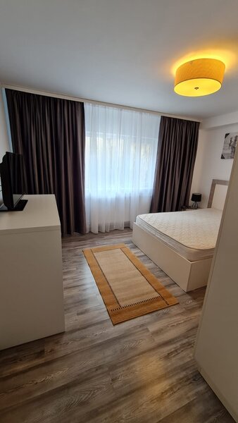 13 Septembrie, Sebastian Parc